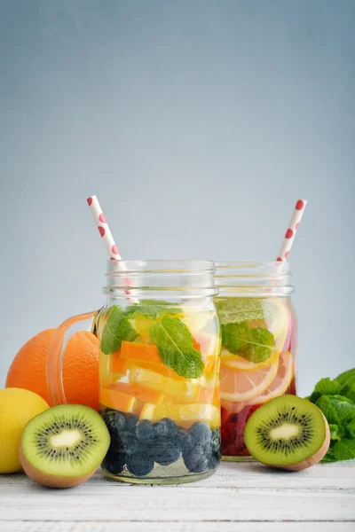 Bebidas de desintoxicação com frutas frescas — Fotografia de Stock