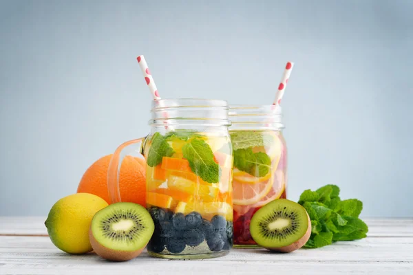 Bebidas de desintoxicação com frutas frescas — Fotografia de Stock