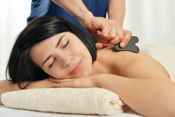 Gua sha akupunktúrás kezelés — Stock Fotó