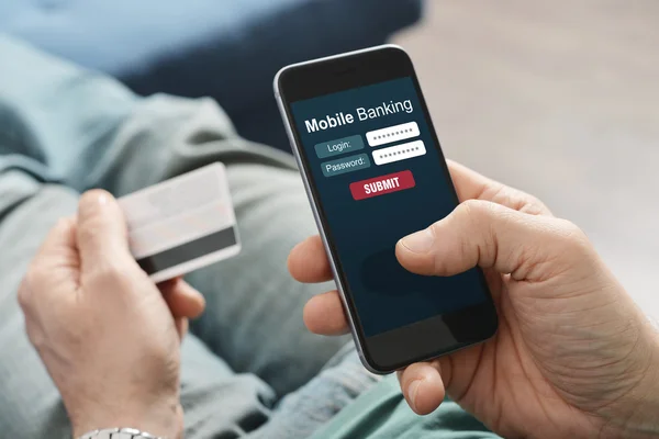 Männerhände beim mobilen Banking auf dem Smartphone — Stockbild Das mobile Banking — Stockfoto
