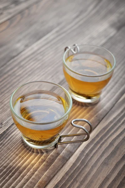 Chá verde em um copo pequenas xícaras — Fotografia de Stock