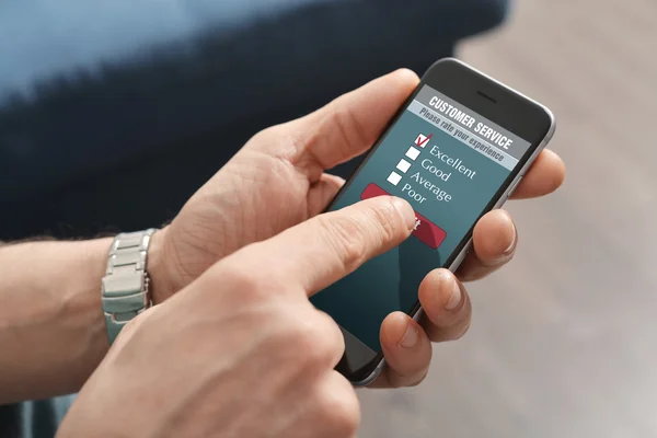 Online-Umfrage zur Kundenzufriedenheit auf einem Mobiltelefon — Stockbild Umfrage zur Dienstleistungszufriedenheit — Stockfoto