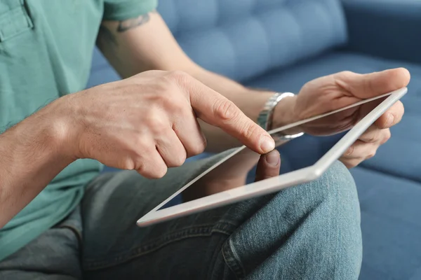 Digitales Tablet in der Hand — Stockfoto