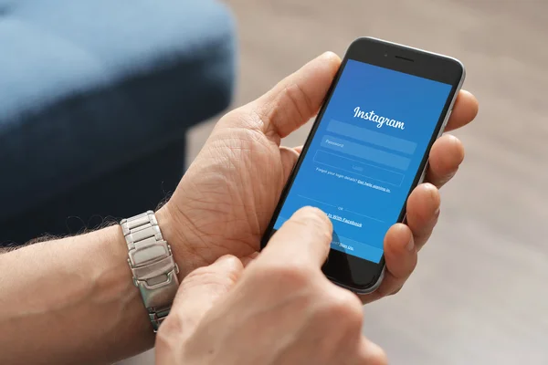 Instagram を使用している人 — ストック写真