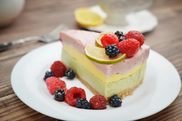 Stück Beerenkäsekuchen — Stockfoto