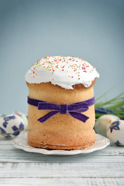 Pastel de Pascua en el plato —  Fotos de Stock