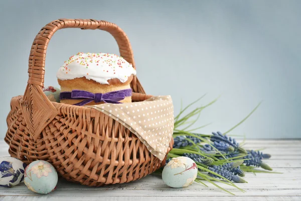 Bolo de Páscoa em cesta de vime — Fotografia de Stock