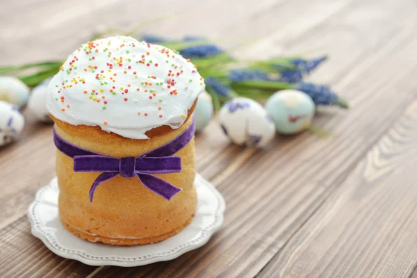 Gâteau de Pâques avec des œufs colorés — Photo