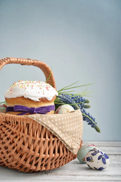 Bolo de Páscoa em cesta de vime — Fotografia de Stock