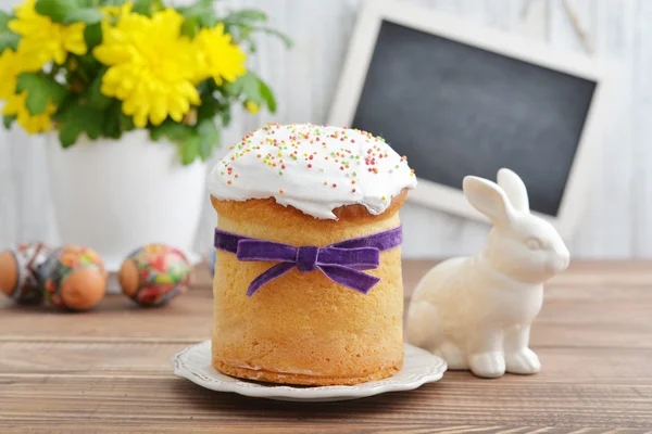 Bolo de Páscoa no prato — Fotografia de Stock