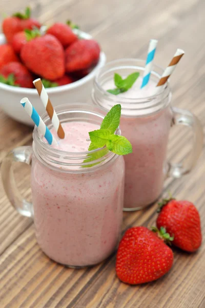 Frucht-Smoothies mit Erdbeere — Stockfoto