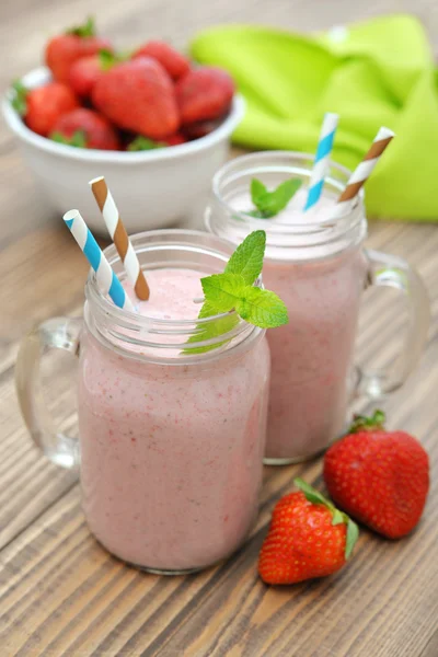 Batidos de frutas con fresa —  Fotos de Stock