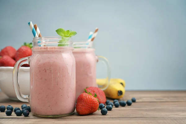 Fruit smoothies with strawberry — Stock Photo, Image