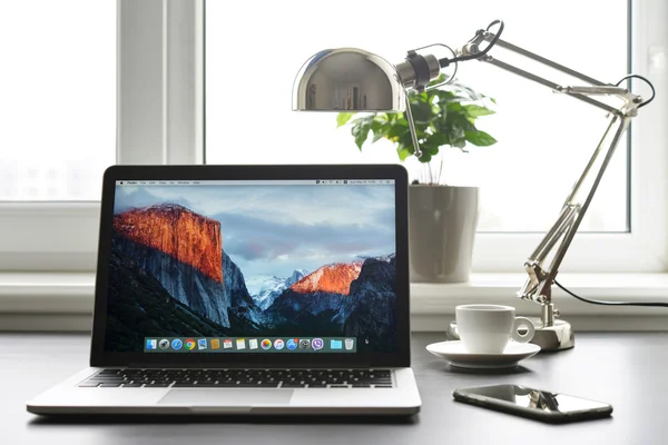 Retina Ekran ile MacBook Pro ile — Stok fotoğraf