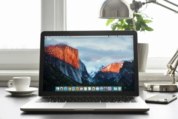 MacBook Pro med med Retina display — Stockfoto