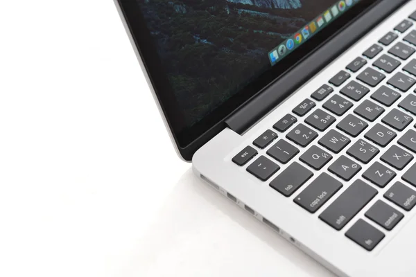 Apple macbook pro mit Netzhautdisplay — Stockfoto