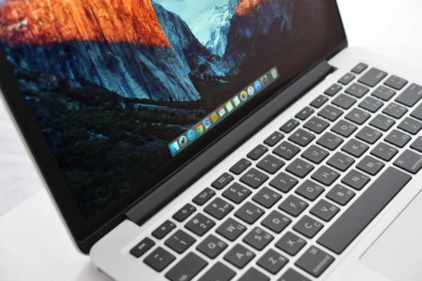 Apple MacBook Pro com tela Retina — Fotografia de Stock
