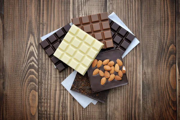 Различные шоколадные плитки — стоковое фото