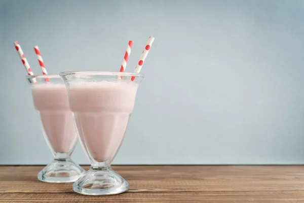 Milkshake sul tavolo wodeen — Foto Stock