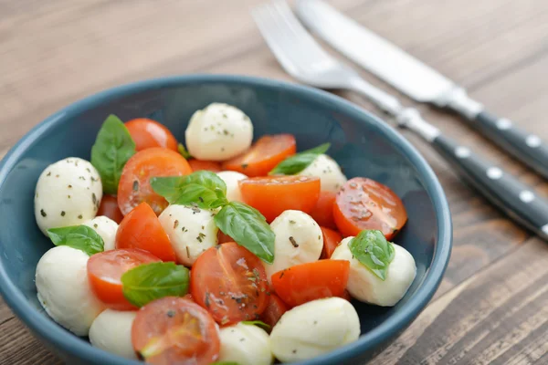 Caprese-Salat in Schüssel — Stockfoto