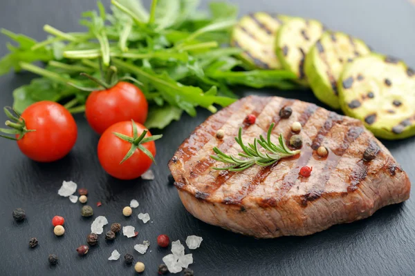 Grilled steak with rukkola — Stock Photo, Image