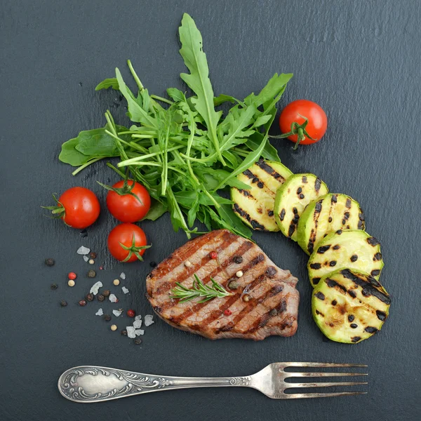 Grilled steak with arugula — Stock Photo, Image