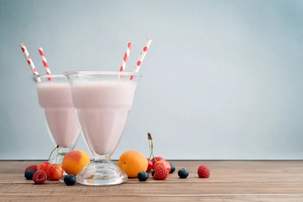 Milkshake på wodeen bord — Stockfoto
