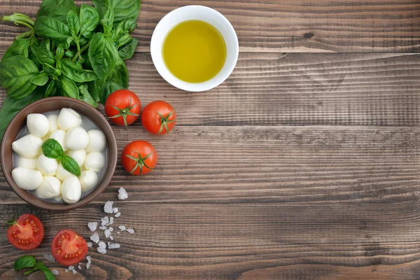 Mozzarella med körsbär tomater — Stockfoto