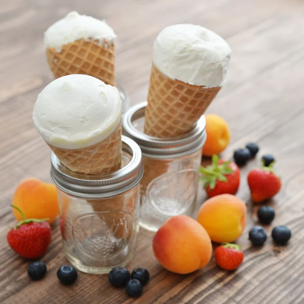 Мороженое в конусах — стоковое фото