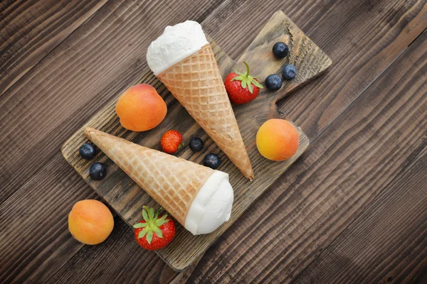 Helado en conos — Foto de Stock