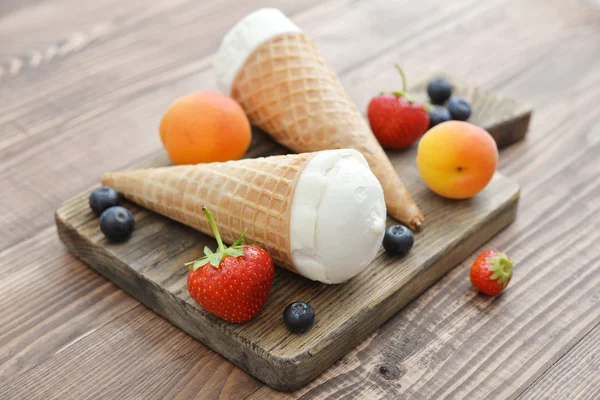 Helado en conos — Foto de Stock