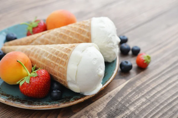 Helado en conos —  Fotos de Stock