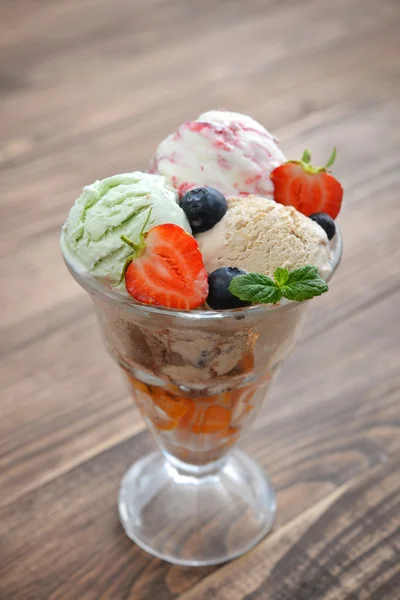 Ice cream in bowl — Stock Photo, Image