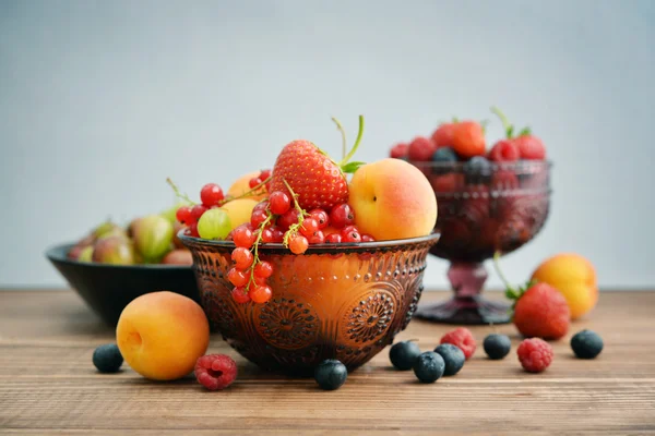 Kom met verschillende verse bessen — Stockfoto