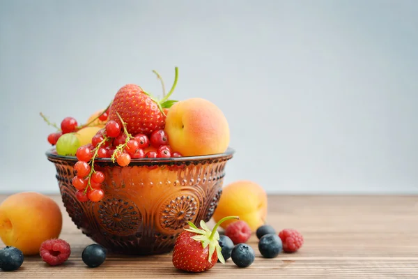 Miska z różnych świeże jagody — Zdjęcie stockowe