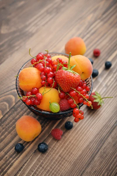異なる新鮮な果実のボウル — ストック写真