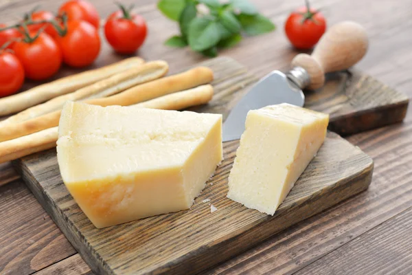 Queso parmesano en tabla de cortar — Foto de Stock