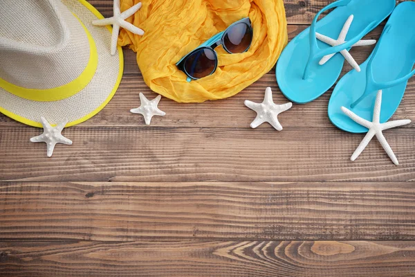 Beach accessories with sea shells — Stock Photo, Image