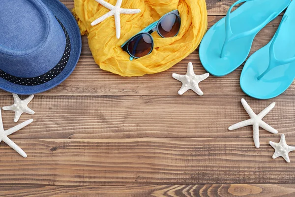 Beach accessories with sea shells — Stock Photo, Image