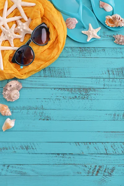 Beach accessories with sea shells — Stock Photo, Image