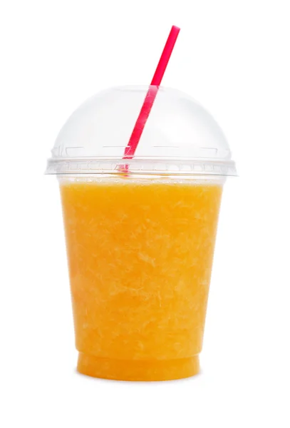 Апельсиновый смузи в пластиковой чашке — стоковое фото