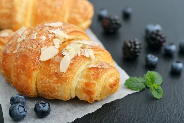 Croissant with fresh berries — Stock Photo, Image