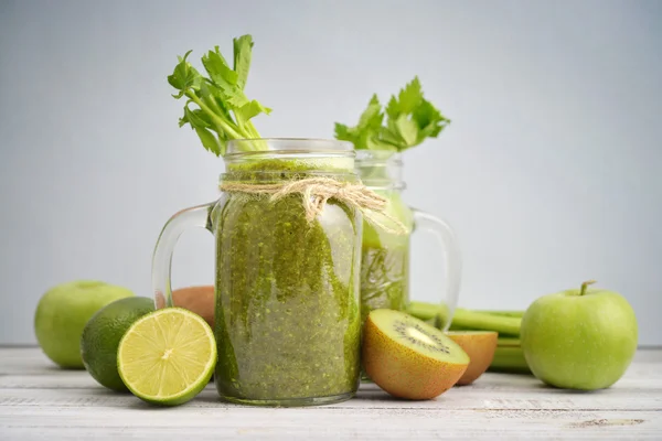 Frullato verde con sedano — Foto Stock