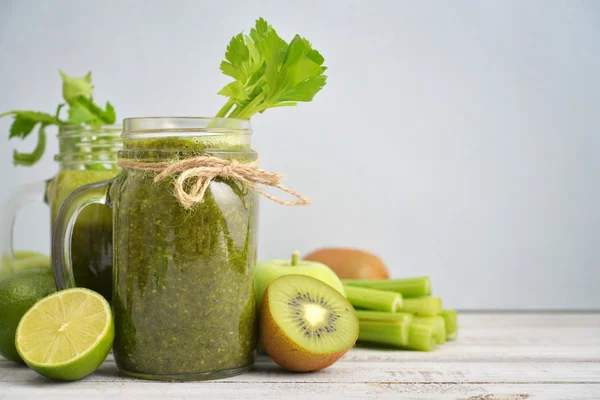 Green smoothie with celery — Stock Photo, Image