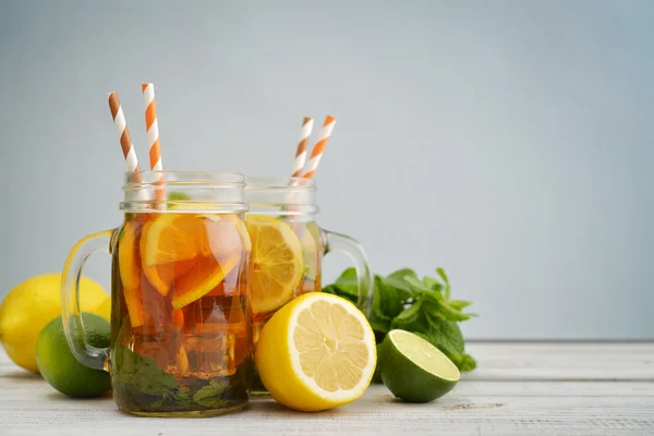 Tè freddo con limoni freschi — Foto Stock