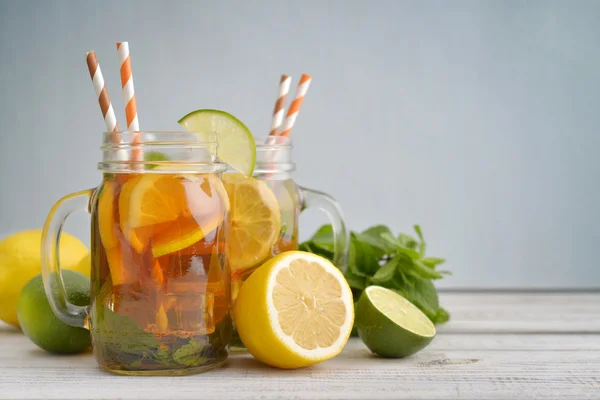 Ledový čaj s čerstvým citrony — Stock fotografie