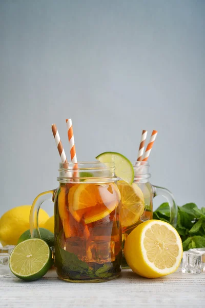 Tè freddo con limoni freschi — Foto Stock