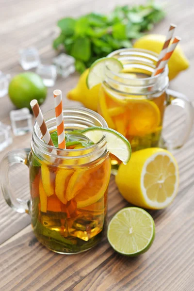 Tè freddo con limoni freschi — Foto Stock