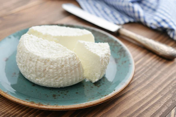 Świeże ricotta na talerzu — Zdjęcie stockowe