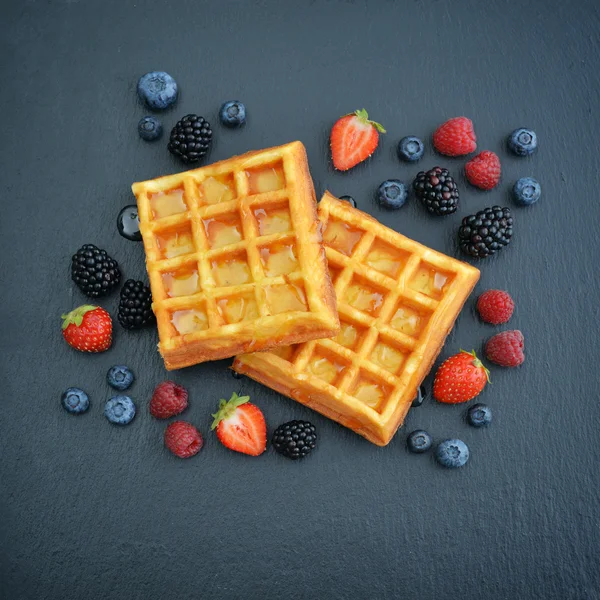 Taze çilek ile Belçika waffle — Stok fotoğraf